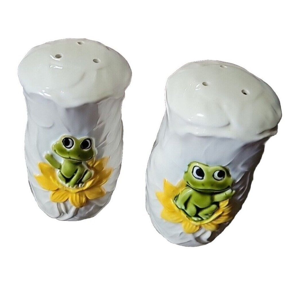 1976 Sears & Roebuck White 3D Ceramic Salt Pepper Shakers  Neil The Frog Lilypad